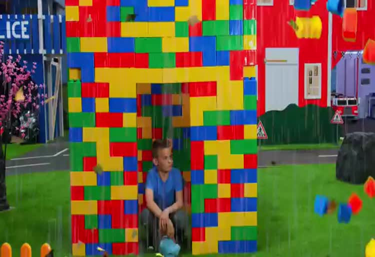 برنامه کودک کیندر / بازی اشتراکی با ماشین های اسباب بازی / Kids Pretend Play and Learn to Share with Toy Vehicles / Kinder