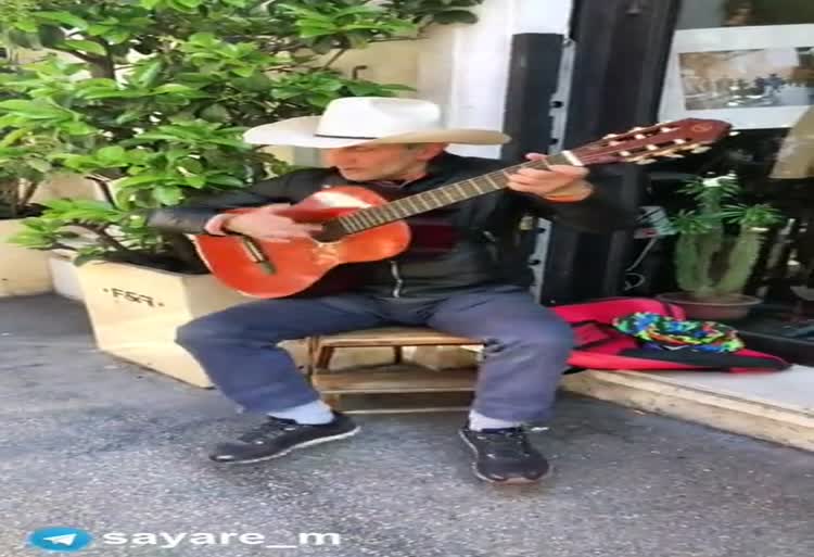 کلیپ گیتار زدن پیرمرد ۸۰ ساله خارجی