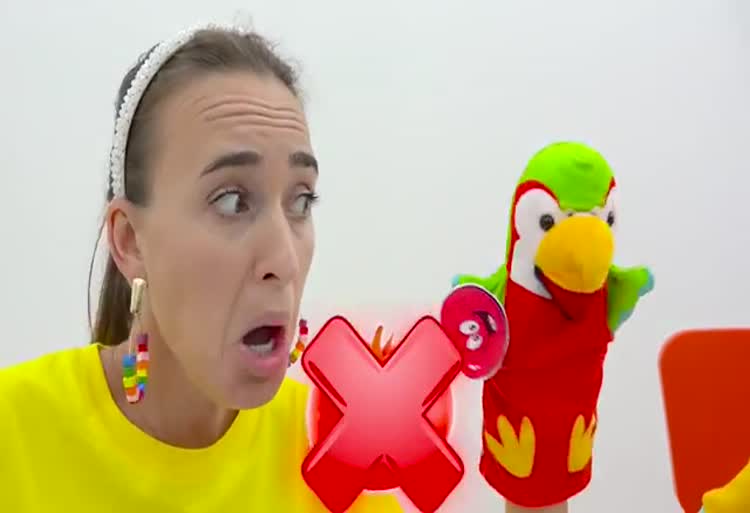 برنامه کودک ولاد و نیکی / کریس و مامان به حیوانات در مزرعه غذا می دهند