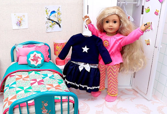 عروسک بازی پوشیدن لباس